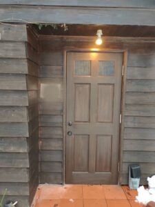 新設木製玄関ドアアップ
